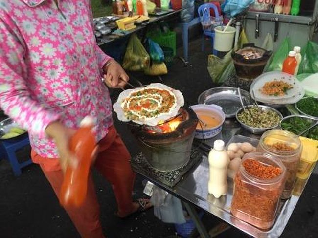 市場の近くでは、屋台で創作料理なども作られていました。