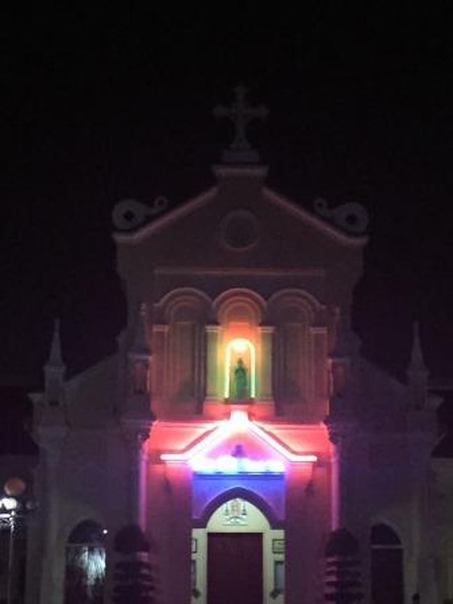 さらに先を歩くと、教会がありました。