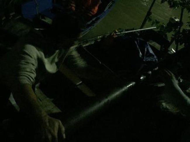 1月13日（4日目）<br />早朝まだ暗いうちからカントーの水上マーケットのツアーに参加するため、船頭と一緒に小さなボートに乗ります。