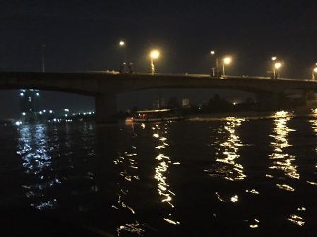 まだ暗いカントー川を船は航行します。