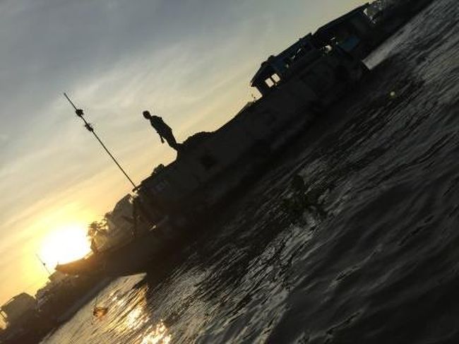 朝日が照りつけます。この後ライスペーパーの工場にも立ち寄りました。