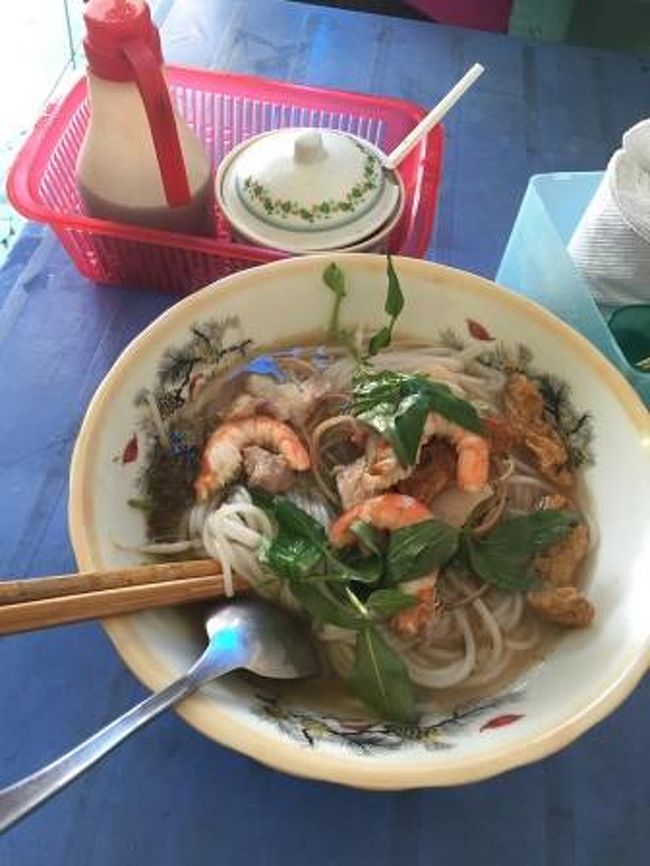 次の町に向かうまでにカントー市場の近くの食堂で朝食をとりました。