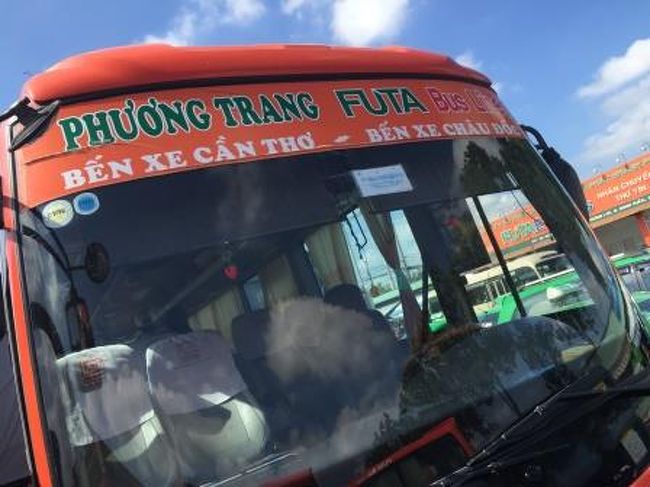 カントーから次の町チャウドックを目指します。昨日と同じ会社のバスですが、<br />地方路線のためか、バスが小型でした。