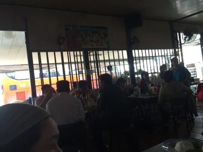 昨日同様途中でトイレ休憩があります。昨日とは違いドライブインもこじんまりとした食堂でした。バスの運転手や車掌が食事をしているのがわかるので、彼たちが食べ終わらない限りバスは動かないと見た私たちも食事をしました。