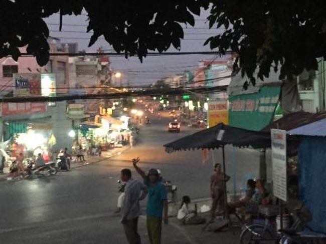 サム山にはバイクで来ました。この山は信仰の山なのでふもとの寺院にも立ち寄りました。バイクの運転手が手を振るのを見てそちらに戻ります。