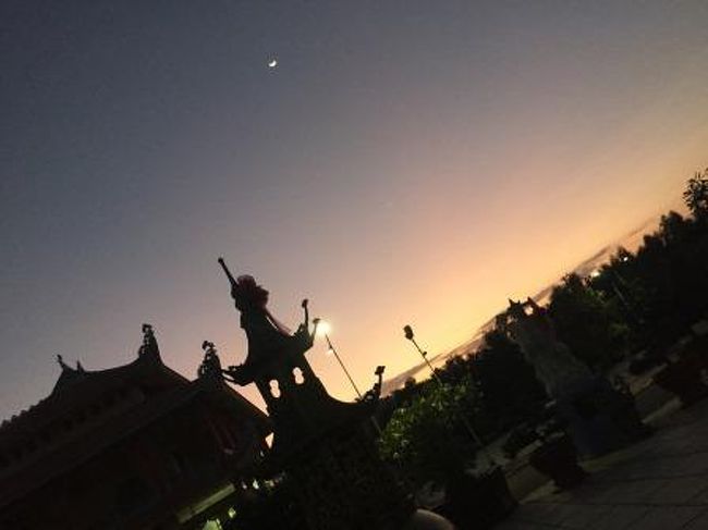 途中の寺院に立ち寄りました。夕焼けと月が綺麗でした。