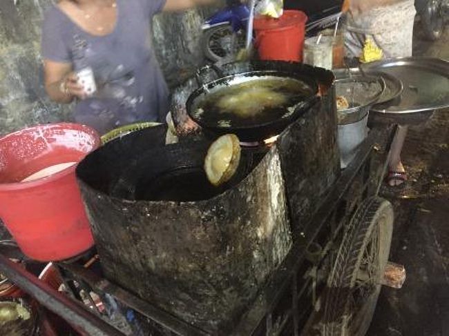 一斗缶を改造したような鍋を使って揚げている屋台がありました。