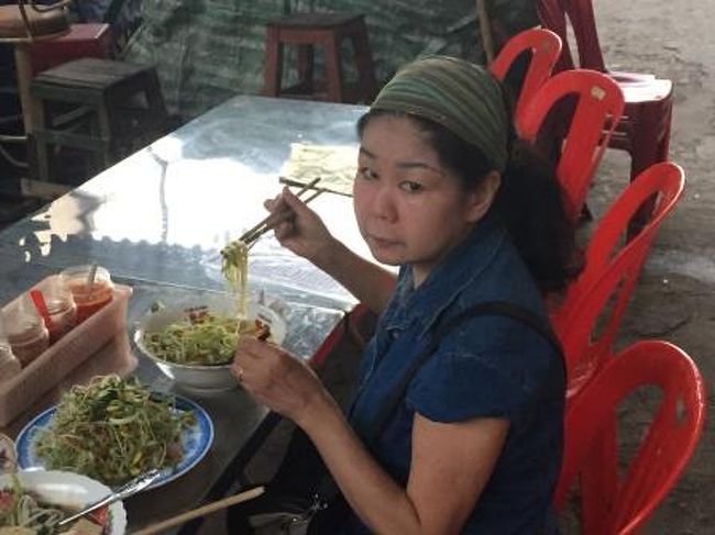 市場内の食堂で朝食をとります。