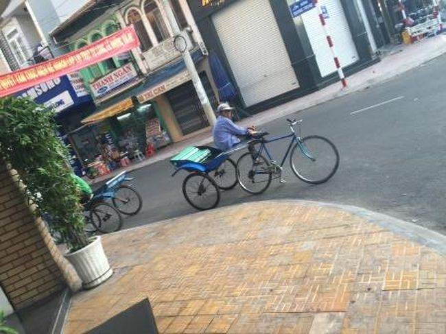 ホテルに戻り、時間が来たので移動します。上記のようなほかの地域では見られないようなシクロ（自転車タクシー）に乗って、国境越えのためのボート乗り場を目指します。