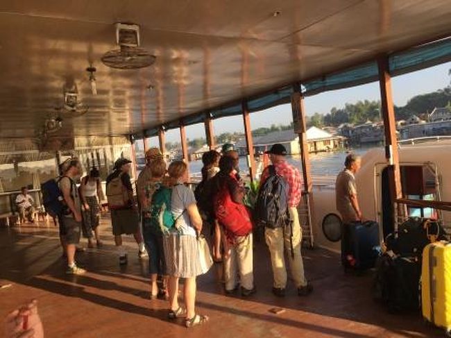 ボート乗り場でボートを乗る人たち。ほとんどの人が欧米人でした。