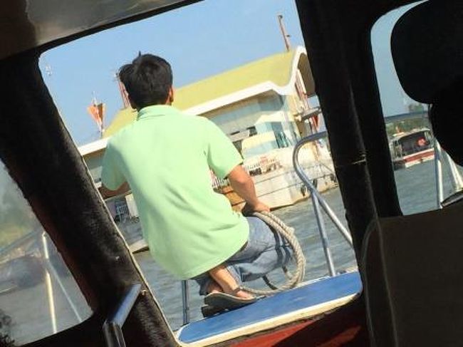 ボートの中でカンボジアのビザの申請書などを記入しました。ちょうどマムの工場の近くを船が通るためか、マムの香りが船内にも入ってきました。<br /><br />その後、ベトナム側の出国ゲートに到着しました。