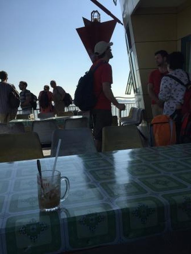 ベトナム側の出国ゲートの建物で出国手続きを終え、時間までコーヒーを飲みながら待機します。