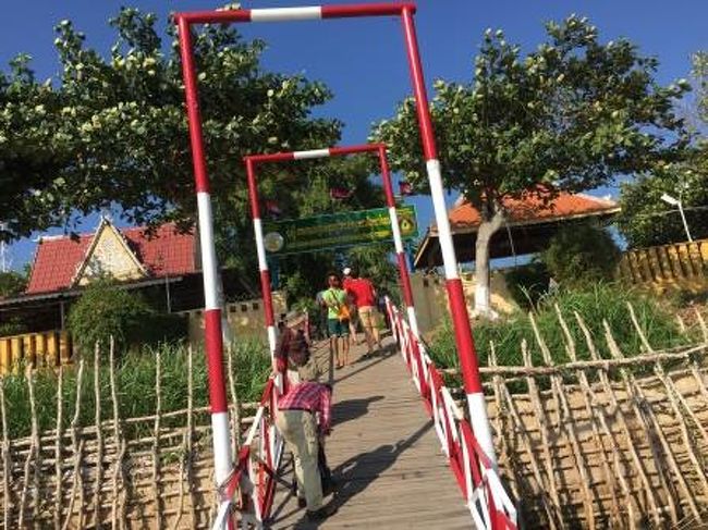 このまま、船に乗ってすぐ目の前にあるカンボジア側のゲートに到着。<br />ついに国境を越えてカンボジアに到着しました。