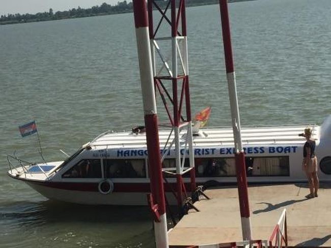 ここで、まず申請書を書いたビザの発給を待ちます。犬（麻薬犬？）もお昼寝しているようなのんびりした場所で事務的にボート乗船者のパスポートにビザを貼り付けて行き、30分近くたってビザを取得し、そのままカンボジアに無事に入国できました。<br /><br />ここからはカンボジア領内をボートで首都プノンペンを目指します。