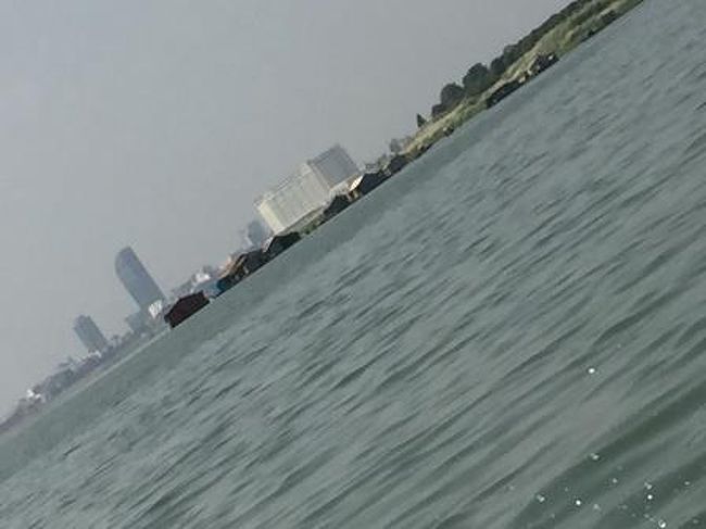 国境を越えてから4時間ほどで、メコン川流域では一番の大都会とも言えるプノンペンのビル郡が見えてきました。こうしてプノンペンに到着しました。