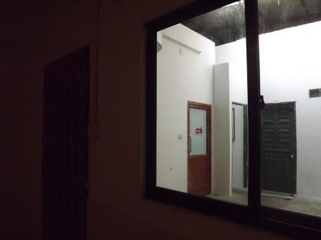 プノンペンではゲストハウスに2泊します。別途と簡易的な冷房装置しかない<br />ような部屋（トイレと水シャワーはあります）ですが、<br />私たちは雨露凌げればＯＫなので、安くて十分です。