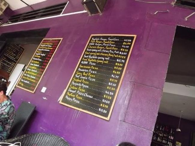 プノンペンのツーリスト街にあるパブでとりあえず食事を取ります。<br />ここでカンボジアのアンコールビールのドラフトを頂きました。