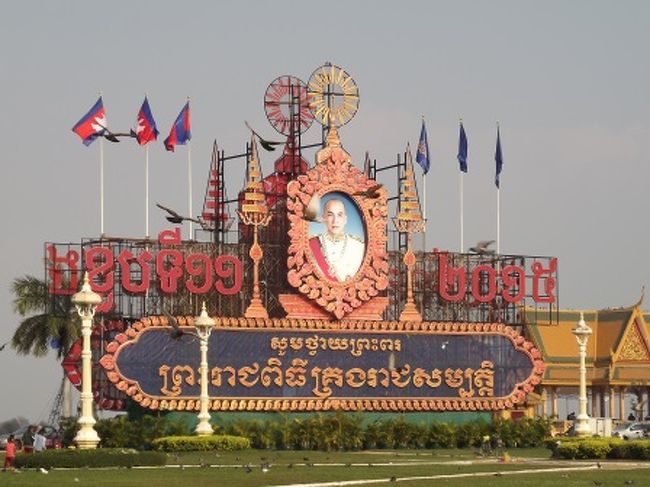そこから歩いて向かう場所は、王宮とシルバーパコダ。途中の広いところではカンボジアの現国王の肖像がありました。