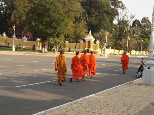 上座部仏教の僧侶の皆さんが歩いておられました。