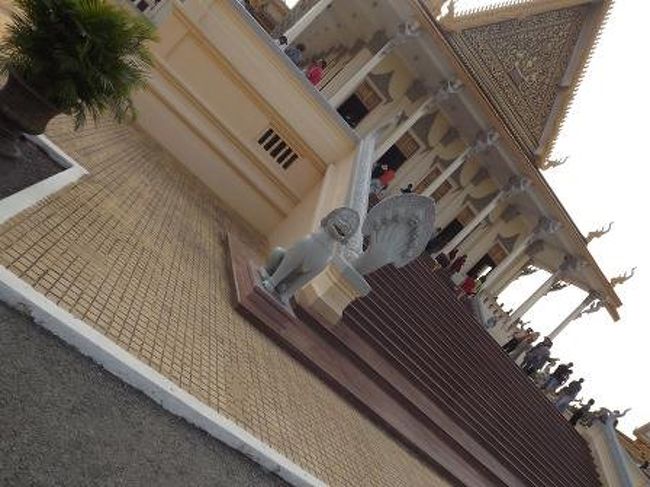 王宮に到着。王宮の隣に権威ある寺院があるところはタイに似ていますね。