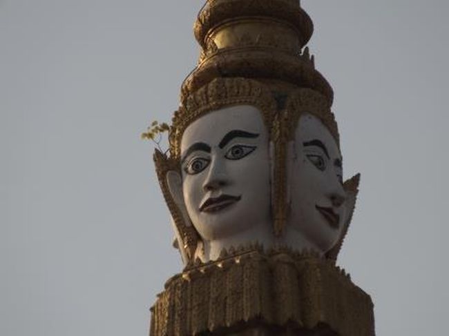 中にある建物の先端部分に顔が四面並んでいます。