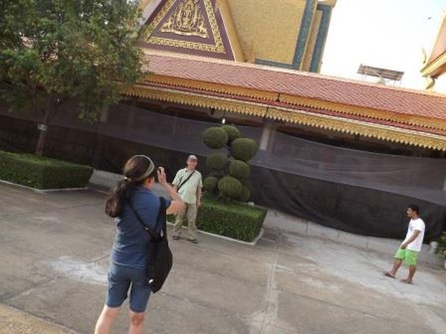王宮から隣のシルバーパゴダに向かうとき、観光客の人が写真を取ってほしい<br />というので協力しました。