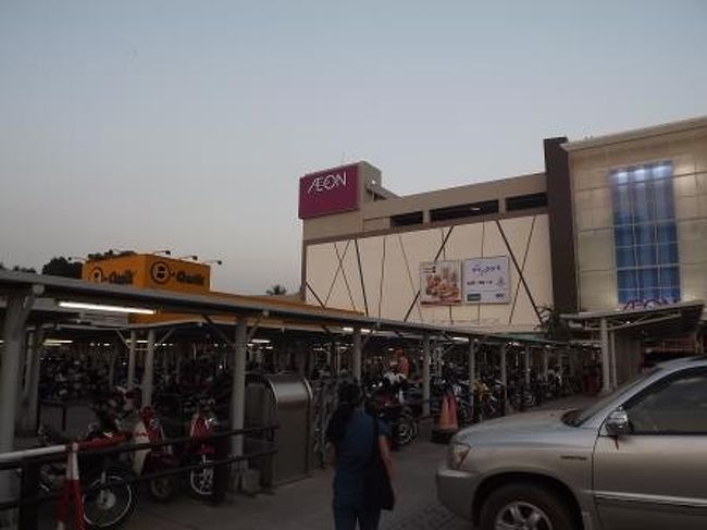 さらに歩いた先にあったのは日本の大手スーパー「イオン」のプノンペン店です。<br />せっかくなので立ち寄ってみました。
