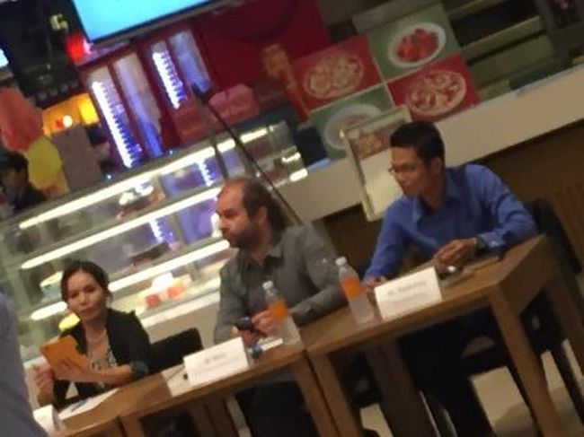 建物の中で新人歌手か何かのオーデションが行われていて、その審査員たち<br />カンボジアでは有名人というところでしょう。