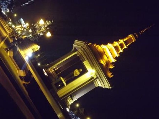 食事を無事に終えて少しだけ歩きました。始めてきた国で照明が暗めなので<br />治安のことがあり、この日は途中でトゥクトゥクに乗って帰りました。