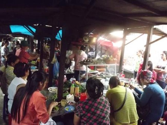 1月15日(6日目）<br />プノンペンの朝、宿の近くにあるローカルな市場に行きました。<br />その市場の中に、最も人気の麺の食堂がありましたので、そこで朝食です。