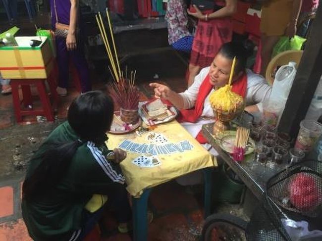 市場の中では占いコーナーもあるようで、占い師が何かを占っていました。