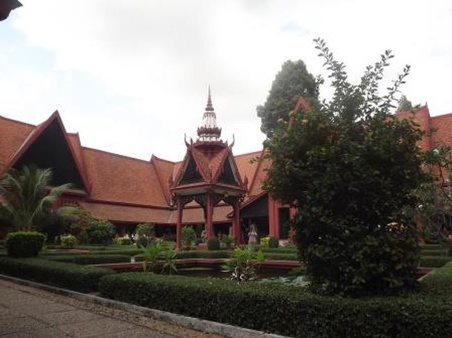 今日の午前中は、国立博物館に行きます。<br />後日、シェムリアップに向かい、アンコール遺跡を見学するのですが<br />その予習というところです。