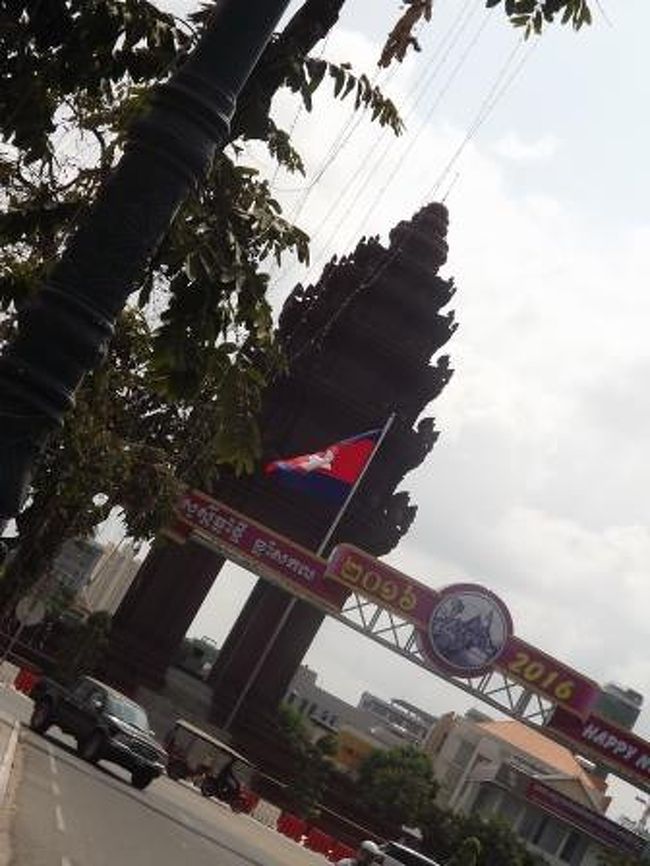 国立は靴武官の見学の後は、本場のクメール料理を味わうために最高級店に向かいます。歩いている途中に見えたのは、独立記念塔。非常に大きかったです。