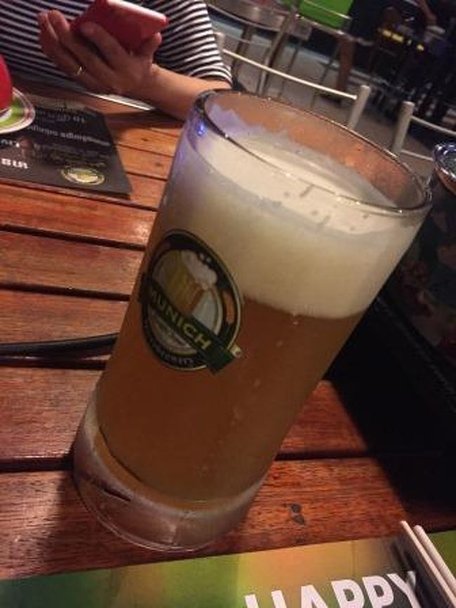 公園の近くに、昨日の夕方気になっていたビールのお店に入ることにしました。<br />この店はＢＢＱのお店で、肉を食べて英気を養いました。