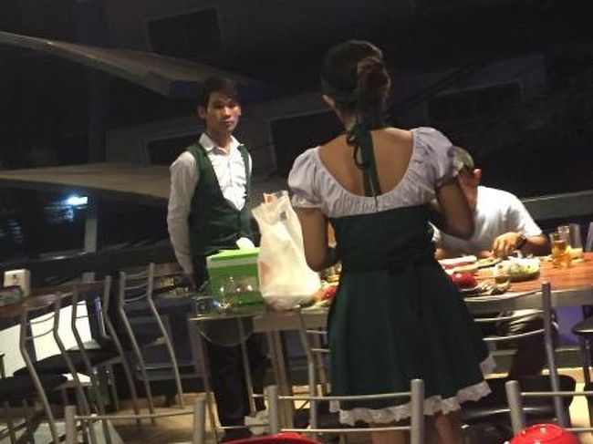 ビールのお店なので従業員はドイツあたりをイメージした服装でした。