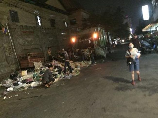 宿の近くです。ごみが産卵していることもあり、まだまだ清潔とは<br />程遠い雰囲気が残っていますが、夜には清掃車が出て一斉にごみは<br />回収されているようです。