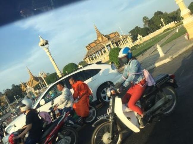 ピックアップの車の中です。プノンペンの町を最後に眺めながら、シェムリアップ行きのボート乗り場を目指します。