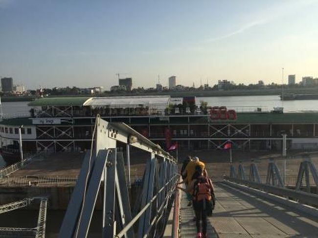 ボートの船着場から、ボートに乗り込みます。目の前の大型船ではなくその後ろにある小型の高速ボートです。