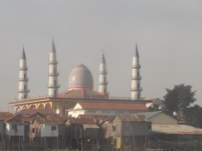 ボートは高速でトンレサップ川をさかのぼっていきます。<br />途中でモスクがありました。