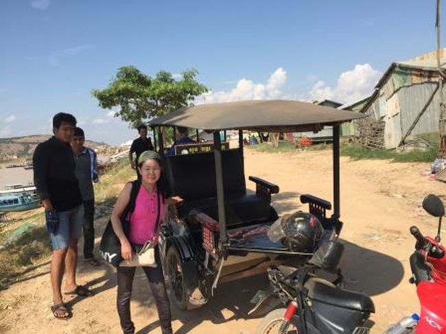 無事にシェムリアップに到着。ここから待ち構えていたトゥクトゥクと交渉して<br />中心部に向かいます。