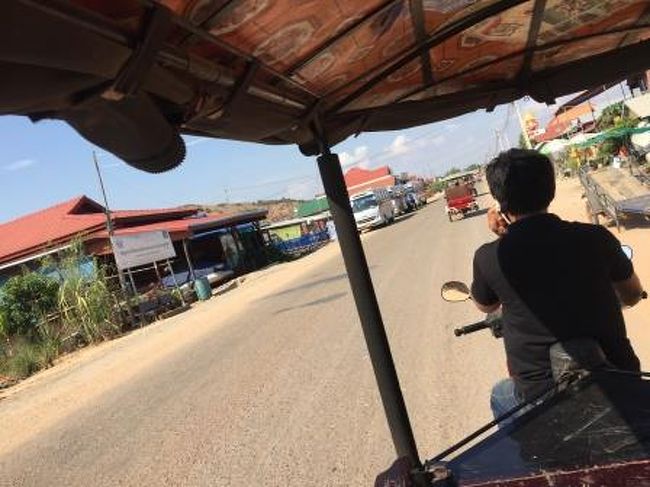 トゥクトゥクからの眺め。土の埃が舞っていましたが、基本的に舗装されていましたので快適でした。