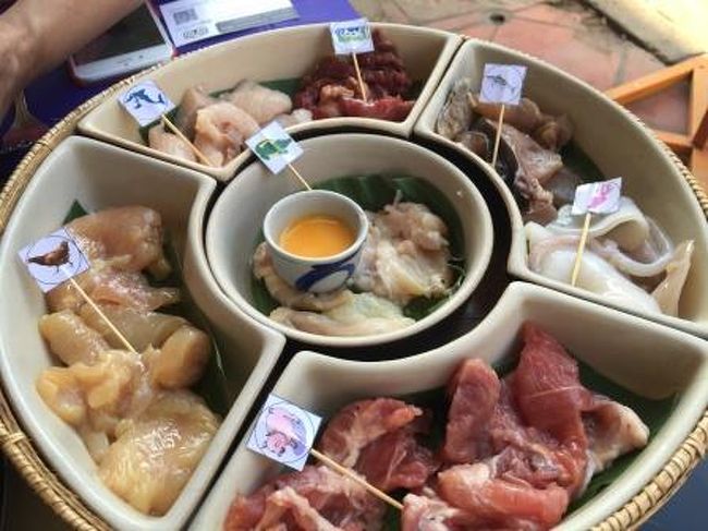 今回とまったのは、格安でとまることができた4つ星クラスのホテルです。<br />こちらでは3泊します。すぐに荷物を置いて散歩して目指したのはパブストリート。<br />ここで遅い昼食をとります。<br />ＢＢＱですが、ワニとかさめとか珍しい肉の部位が入っていました。