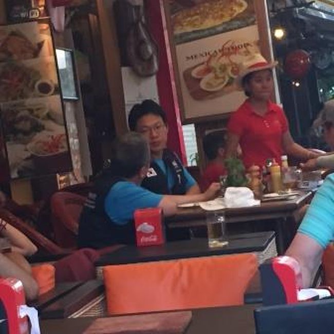 近くのお店では、おそろいの服を着た人たちがいました。