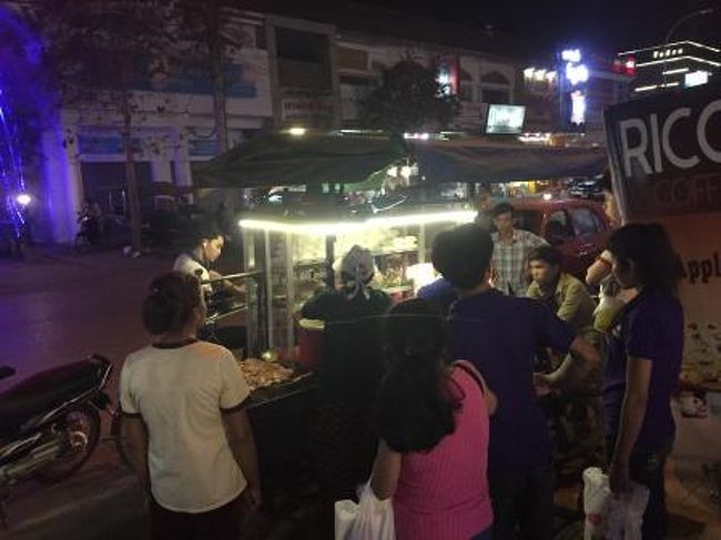 翌朝のアンコール遺跡見学に備え、この日は早い目に宿に戻ります。<br />途中のところで人気の屋台に遭遇したのでちょっと買い込みます。