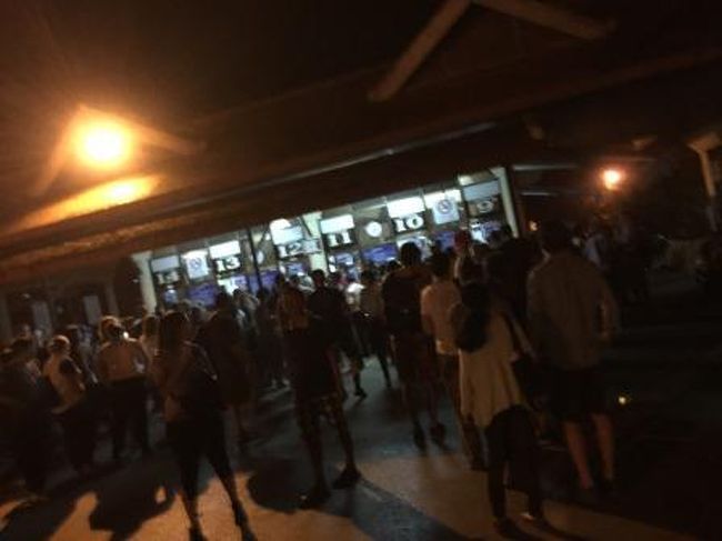 1月17日(8日目）<br />この日は早朝の暗いうちからアンコール遺跡を見学する日。<br />遺跡見学がメインではないので、早朝からお昼にかけての英語のツアーを前日に申し込みました。ミニバスで向かった先がアンコール遺跡に入るチケット売り場。<br />暗闇の中多くの人がいました。