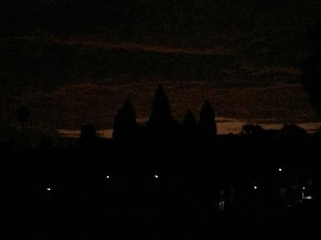 ついにアンコールワットの前に到着しました。日の出直前のシルエットは<br />あたかも魔界に来ているような雰囲気です。