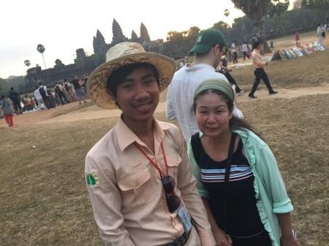 このツアーのガイドさんです。アンコール遺跡に入って案内するガイドには制服があるようです。