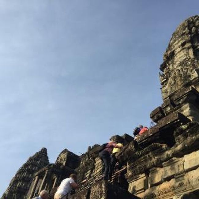 第3回廊といわれるところを目指します。はしごを使って上るので慎重にあがります。