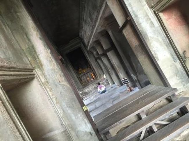 第3回廊の中心部には上座部仏教の仏像があって、そこで拝んでいる地元の人がいました。