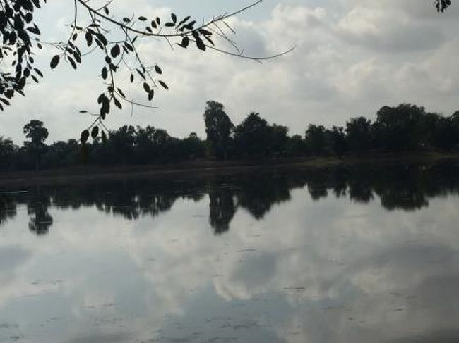 スラスラン自体の見学はありませんでしたが、レストランの前にはかつて沐浴に使われていた水が蓄えられていました。